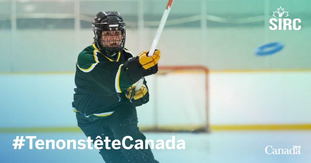 Joueuse de ringuette avec le hashtag TenonsteteCanada