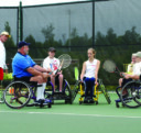 Joueurs de tennis en fauteuil roulant sur un court