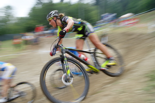 Cycliste sur une piste de terre