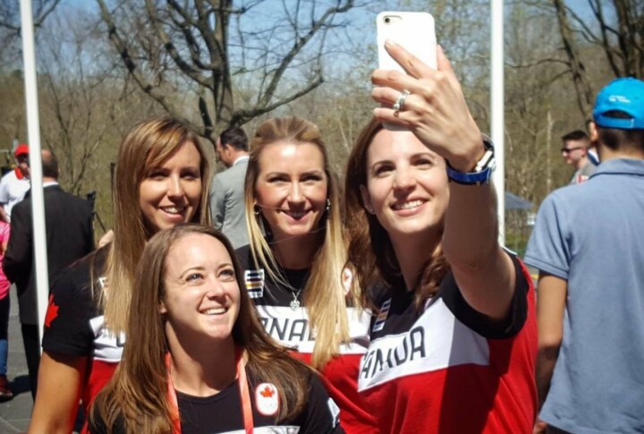 Quatre athlètes féminines canadiennes prenant un selfie