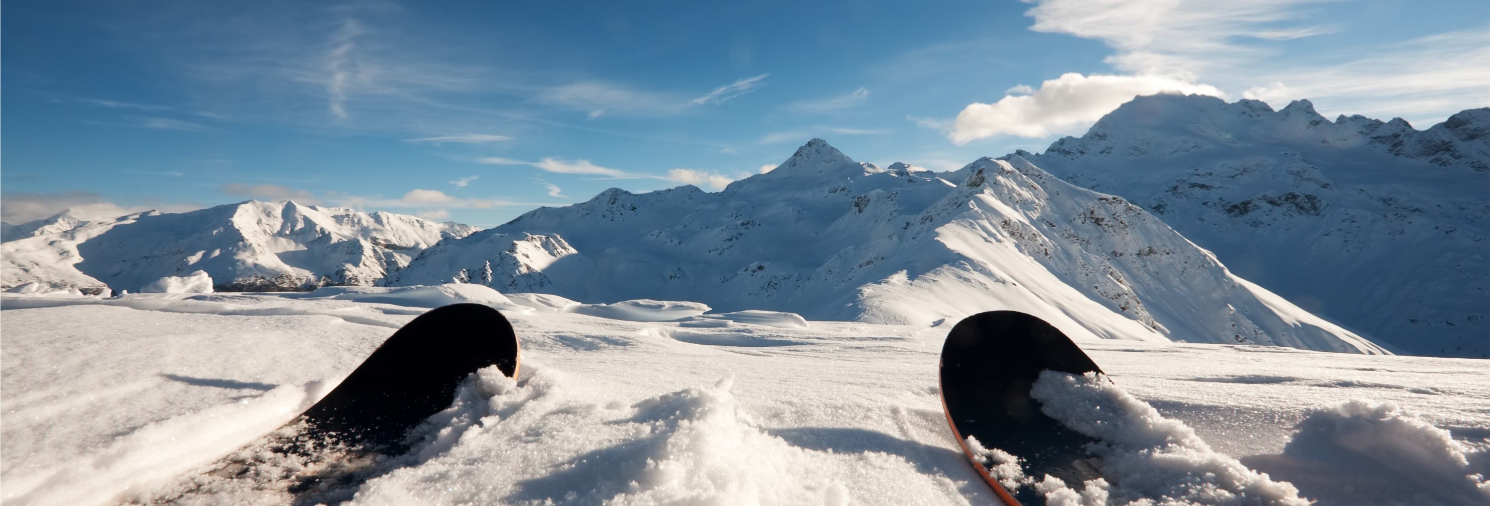 Skis in snow at Mountains