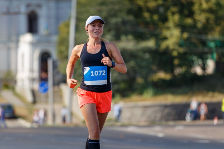 women running in marathon