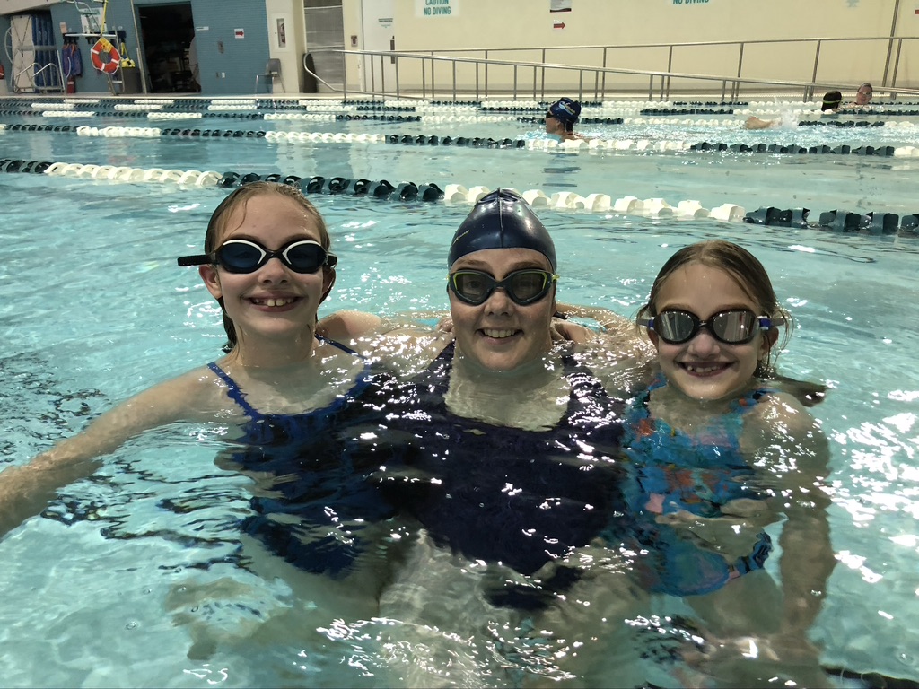 Fille Athlétique Dans La Piscine En Plein Air. Elle Porte Un