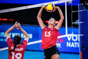 Une joueuse de volley-ball frappant la balle