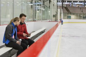 Un entraîneur de patinage enseignant à son athlète