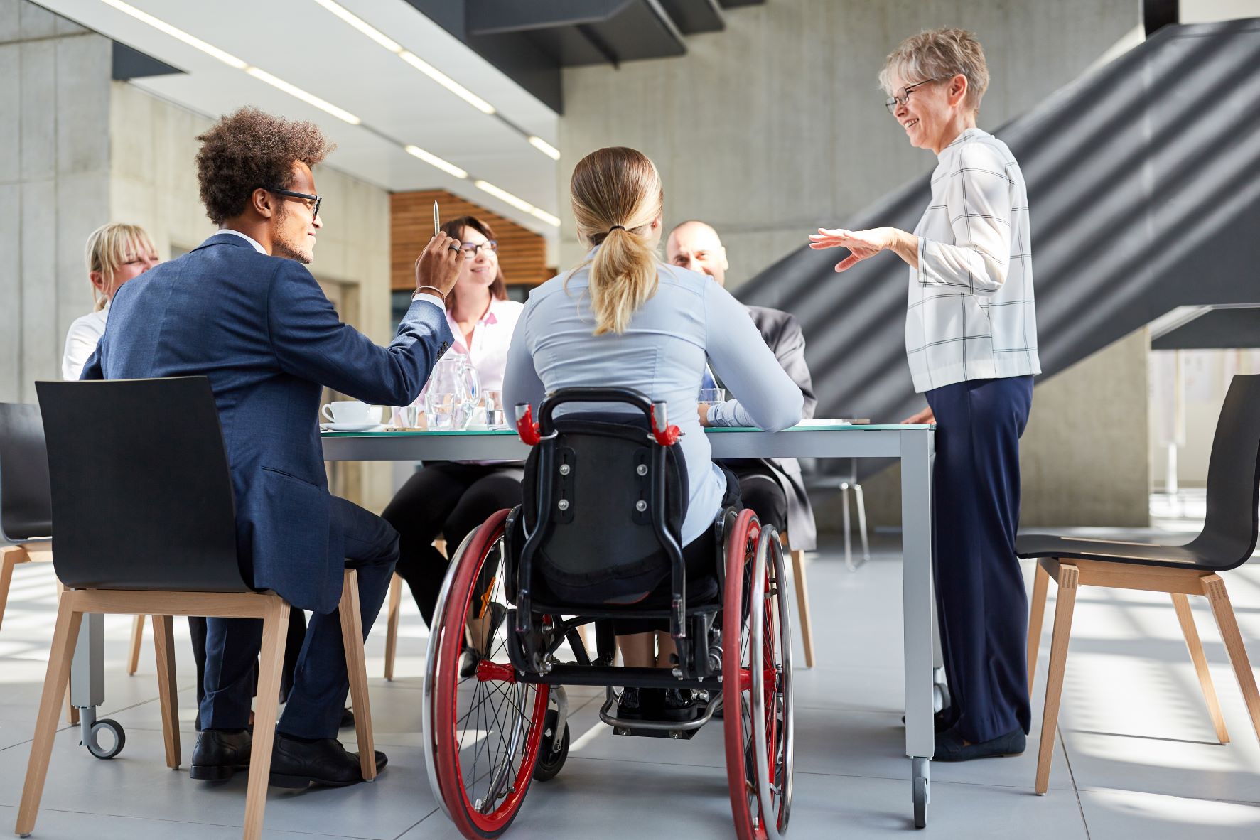 Meeting between team members at a large desk