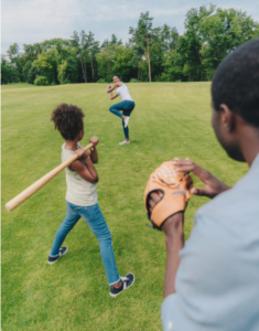 famille jouant au baseball ensemble