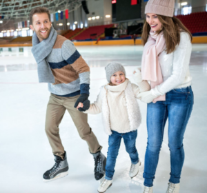 famille faisant du patinage 