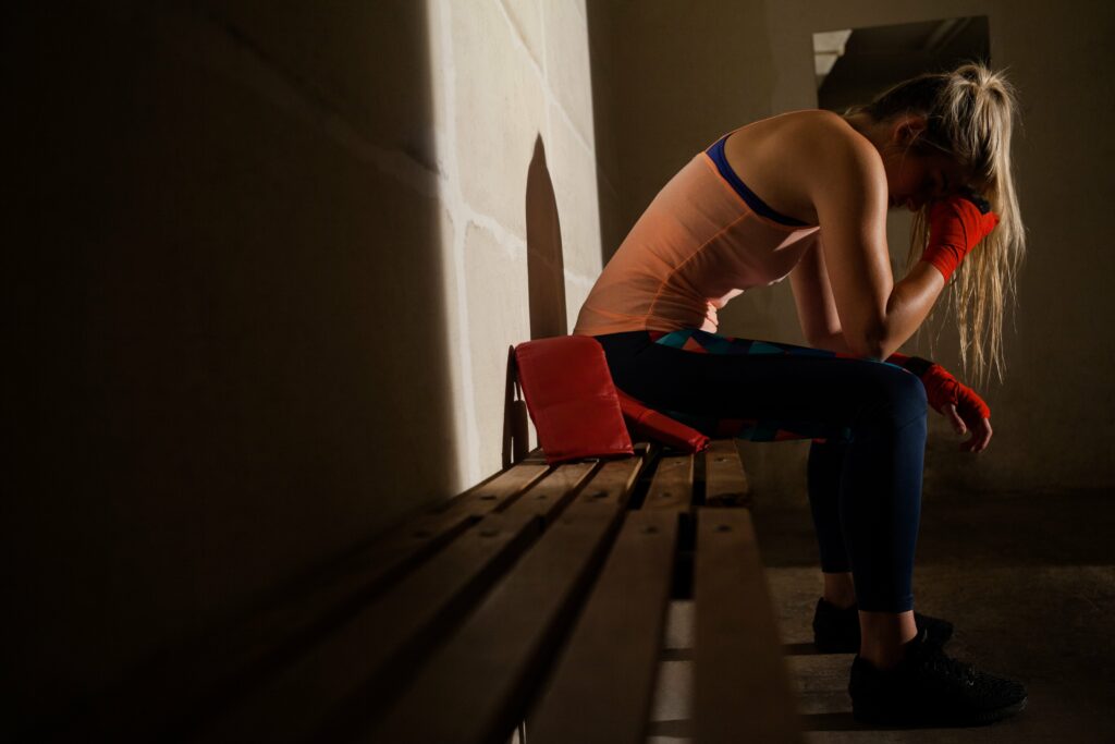 une femme dans un vestiaire traite de la santé mentale.