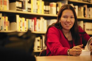 Femme autochtone étudiant dans une bibliothèque